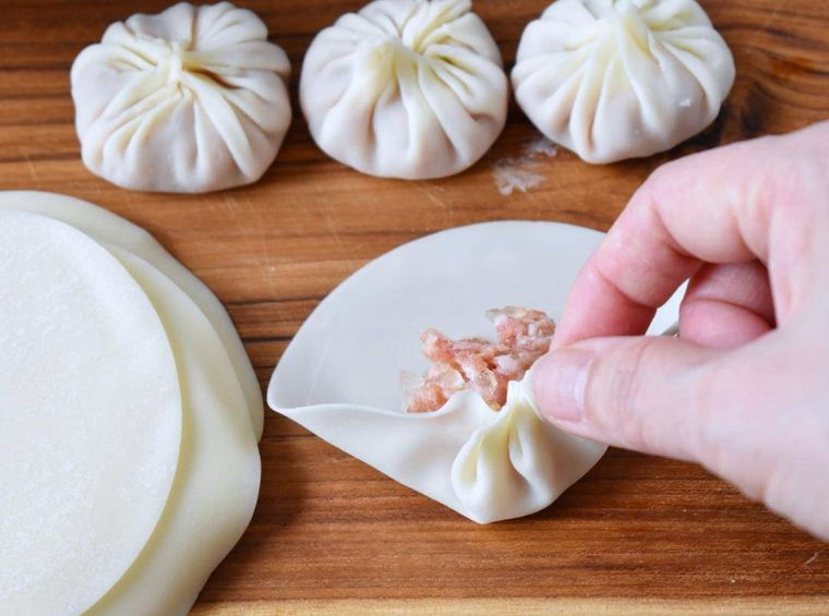 餃子の皮でたねを包んでいるところ