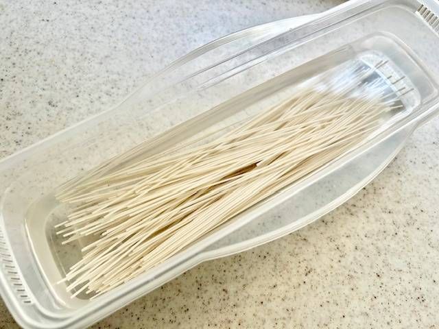 レンジパスタ容器の水にそうめんを入れた様子