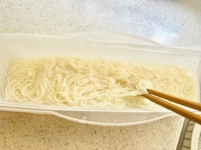 レンジパスタ容器に入ったそうめんをほぐす様子