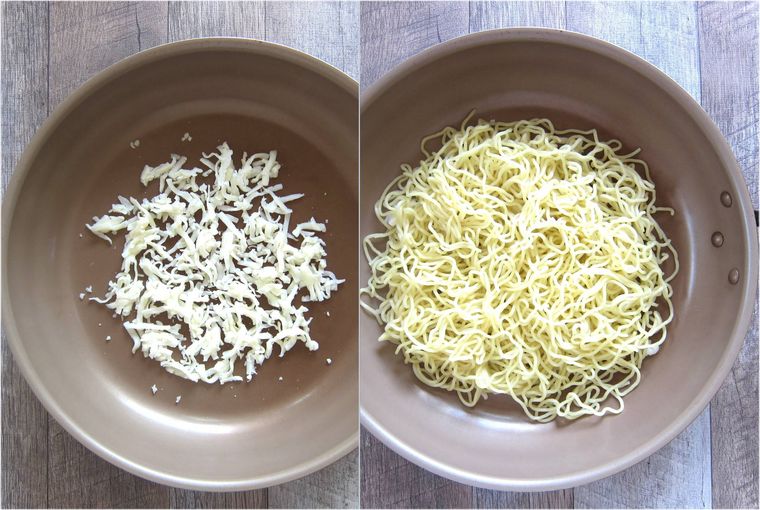 フライパンに広げたチーズと焼きそば麺