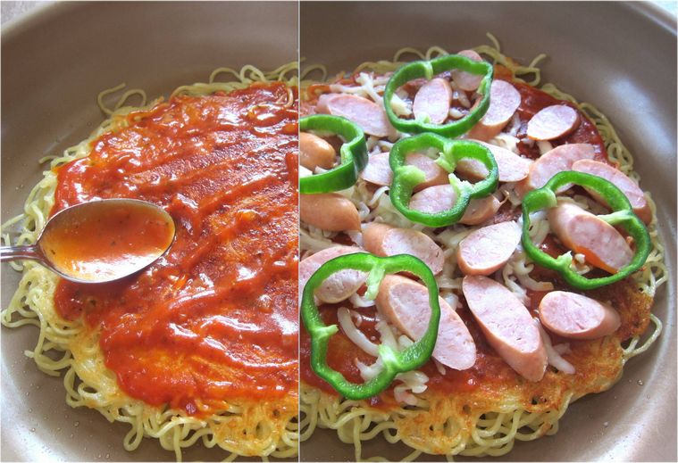 焼きそば麵にピザソースを塗っているところと具をのせているところ