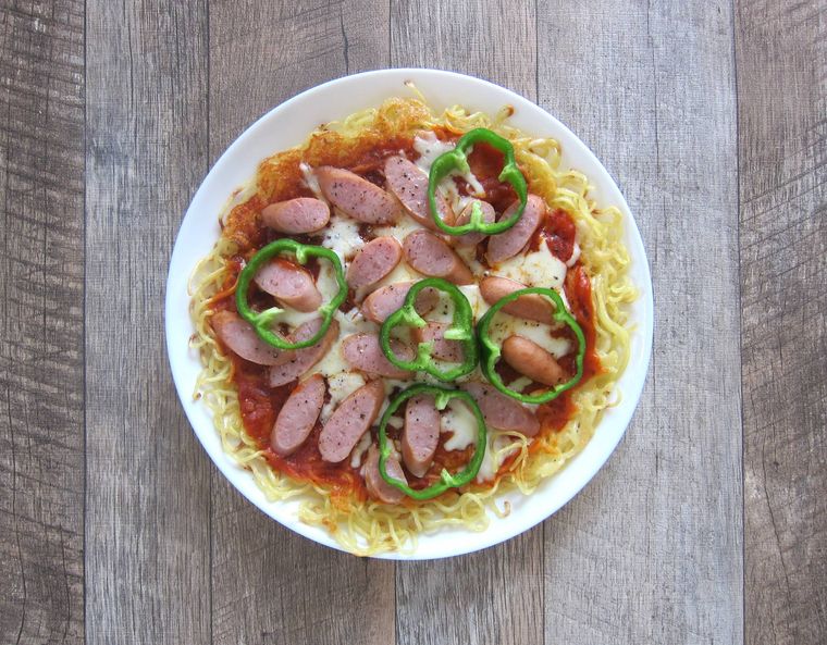 白い皿にのせた焼きそばピザ