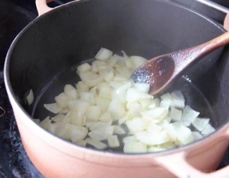 鍋で玉ねぎを炒める