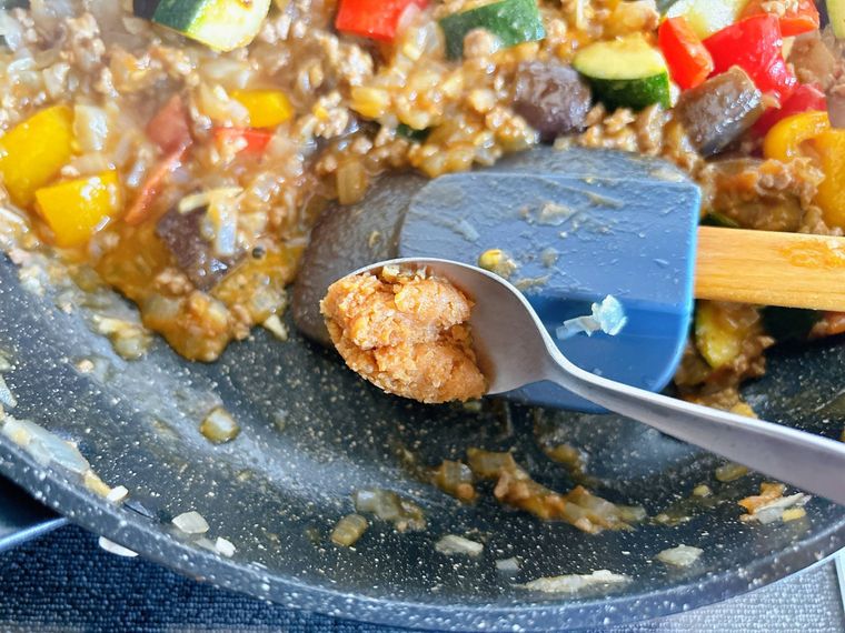 夏野菜のキーマカレーに合わせみそを加える様子