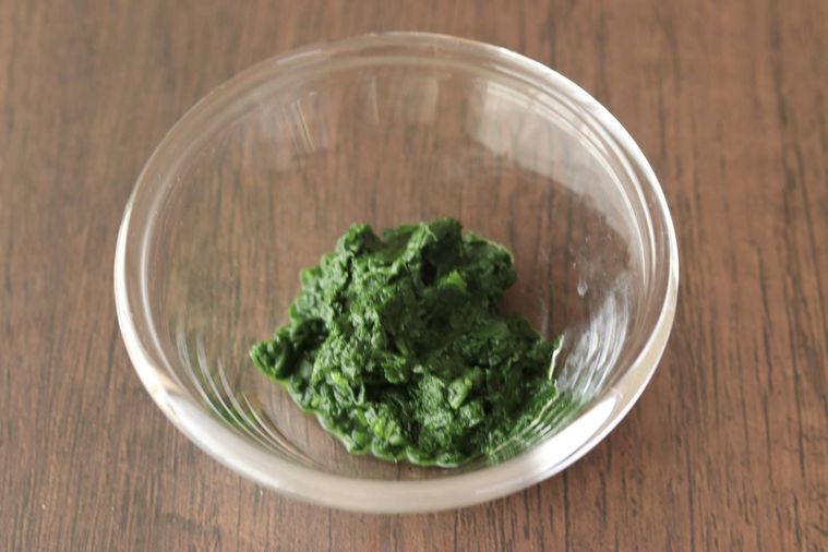 ほうれん草ペーストがガラス容器にはいっている