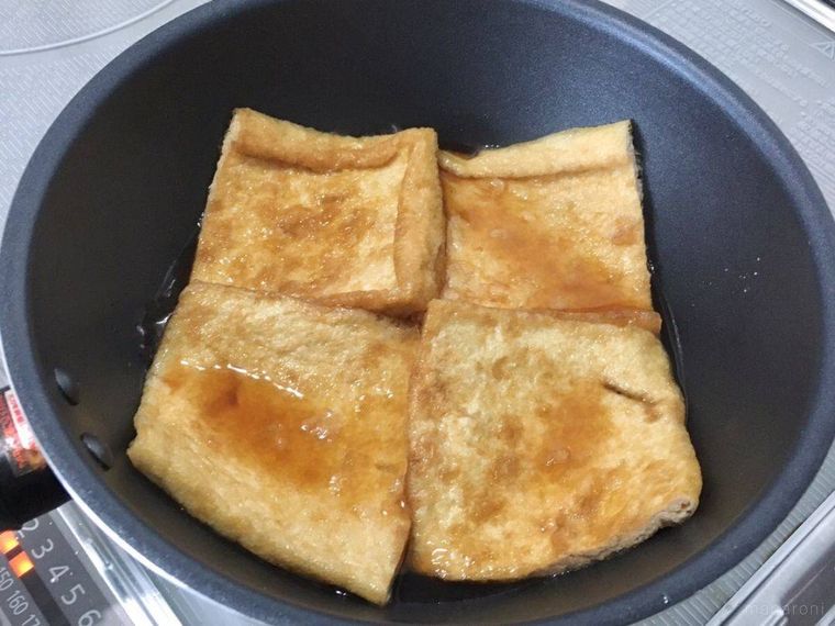 鍋の中に入っている調味料と油揚げ