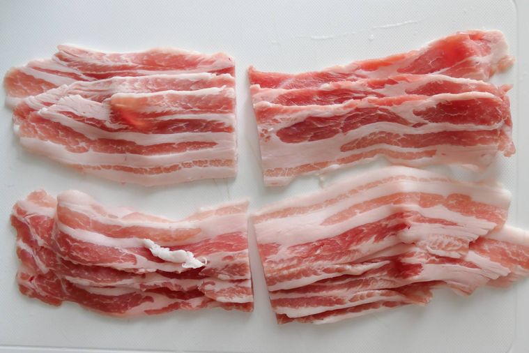 半分の長さに切られた豚バラ肉(薄切り)