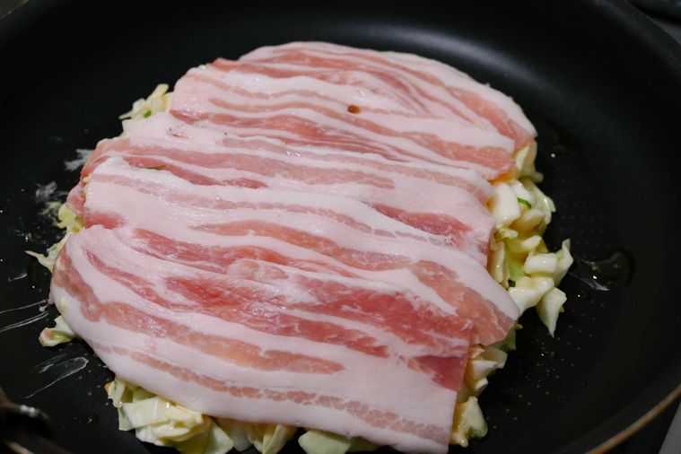 生地表面に豚バラ肉(薄切り)をのせた様子