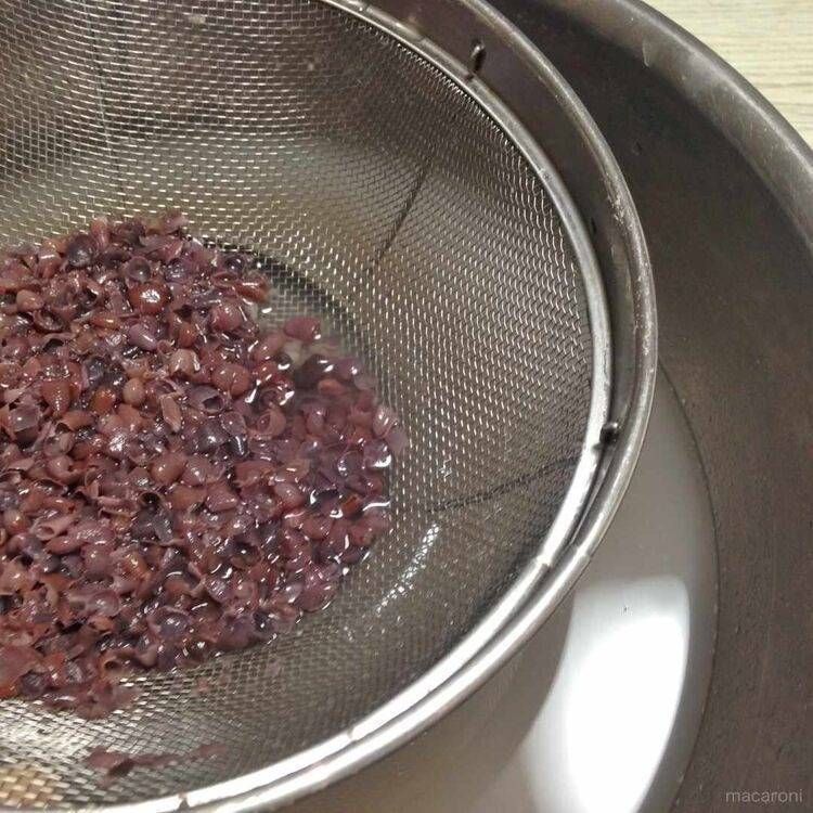 小豆のかわを向いている様子