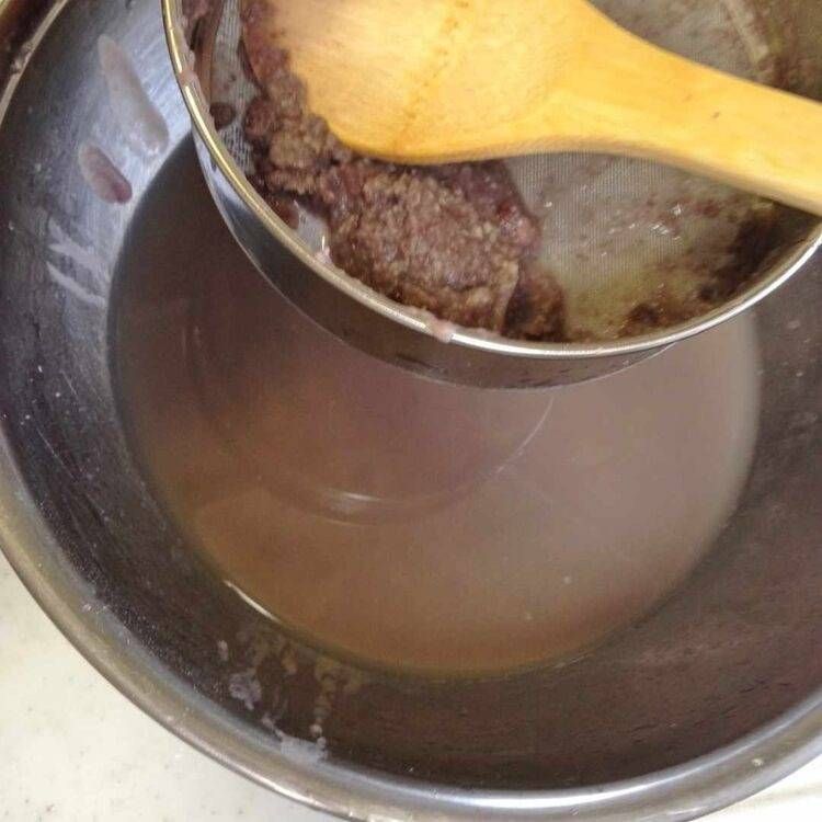 小豆をこしている様子