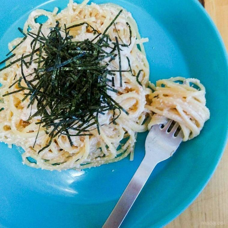 青い皿に盛られた明太子クリームパスタ