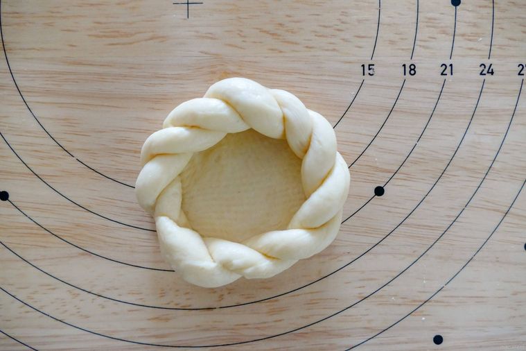 丸い生地にひも状の生地を重ねた様子