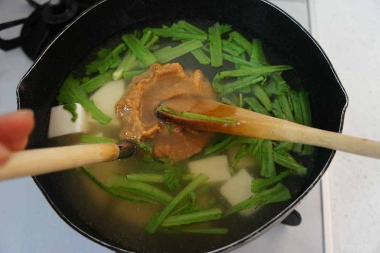 鍋のなかで味噌を溶いている