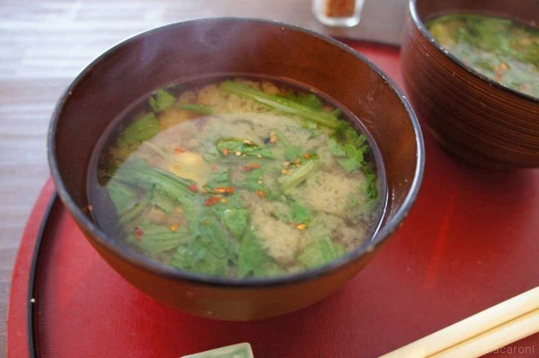 お盆にのせられた春菊の味噌汁