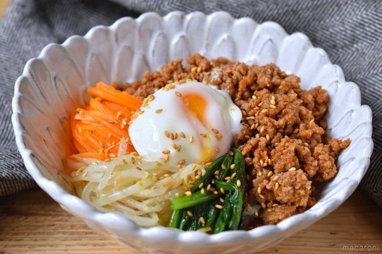 白い器に盛り付けたビビンバ丼