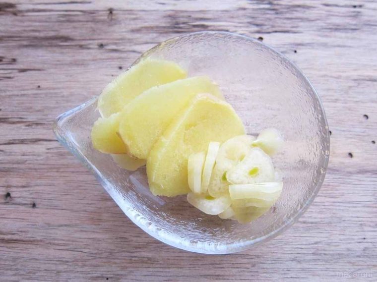 器に盛られた、にんにくとしょうがのスライス