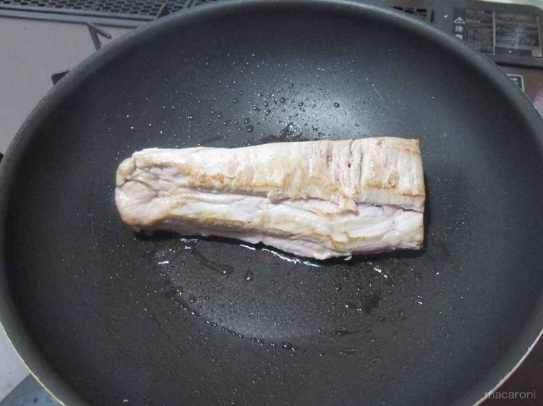 フライパンで豚バラ肉の表面を焼く様子