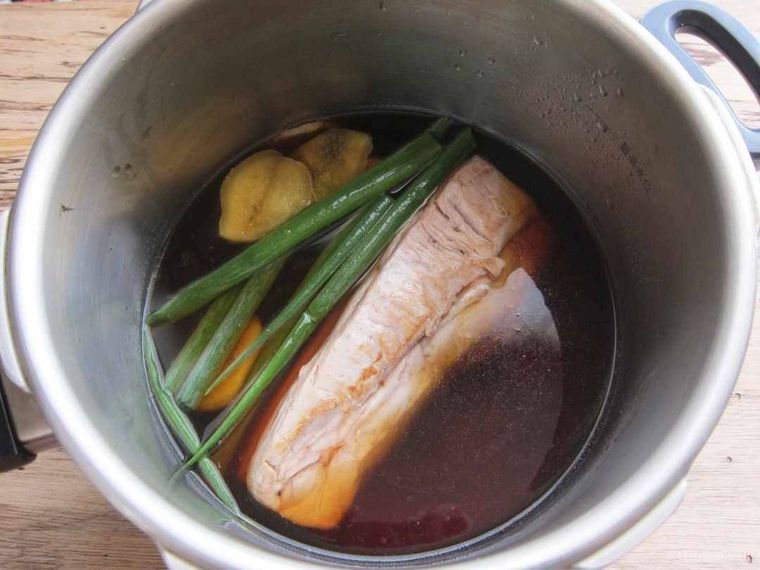 豚バラ肉や調味料などが入った鍋