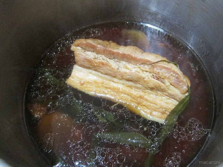 鍋に入った豚バラ肉