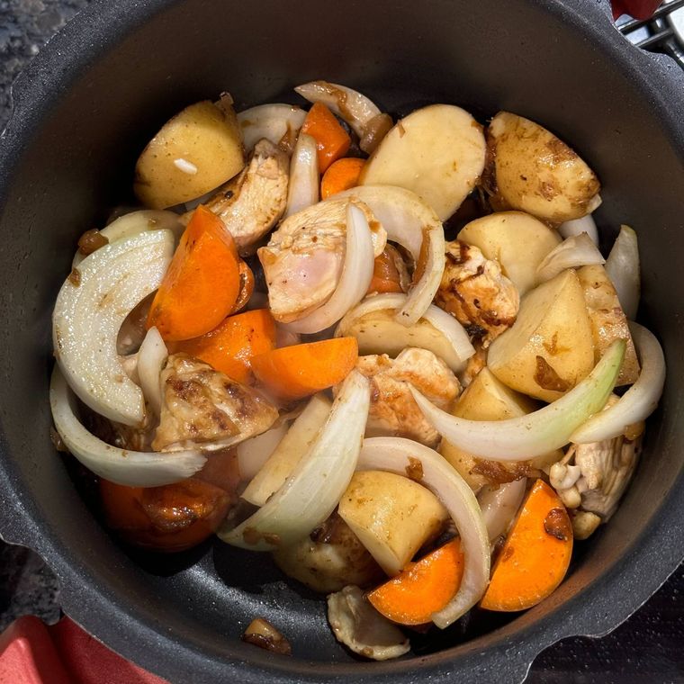 食材を鍋で調理している様子