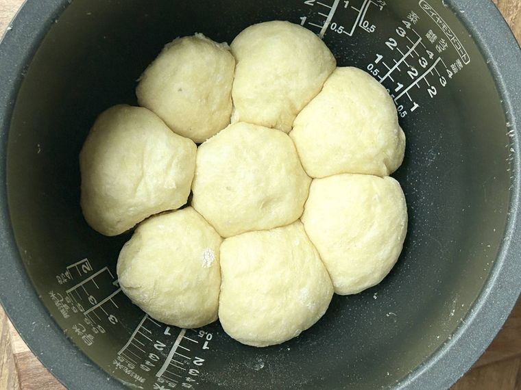 生地を内釜に入れ炊飯器で二次発酵しているところ