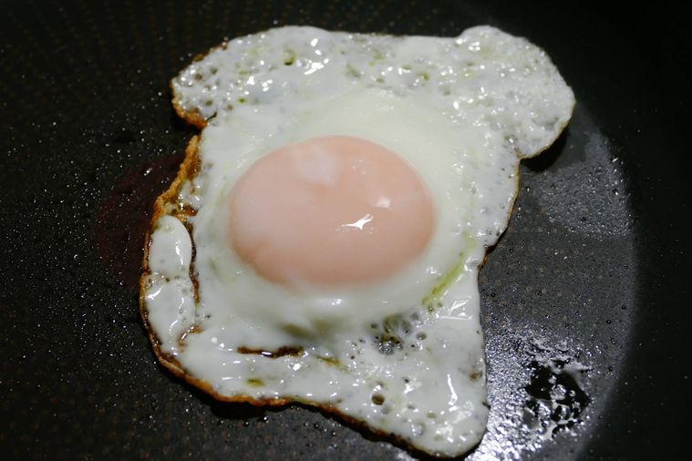 黄身が白い膜で覆われた目玉焼き