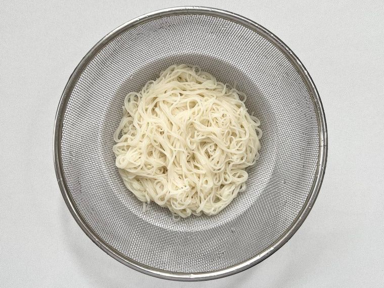 ゆでたそうめんをザルにあげた様子