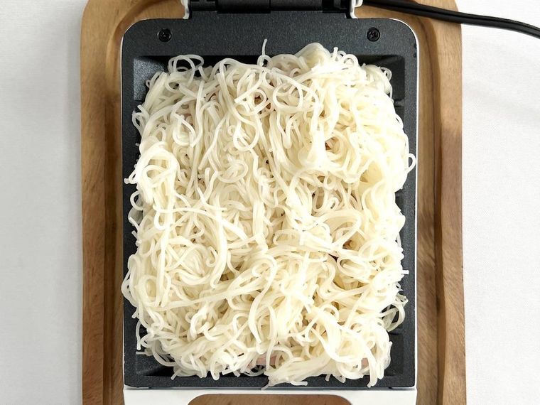 ホットサンドメーカーにそうめんと具材をのせた様子