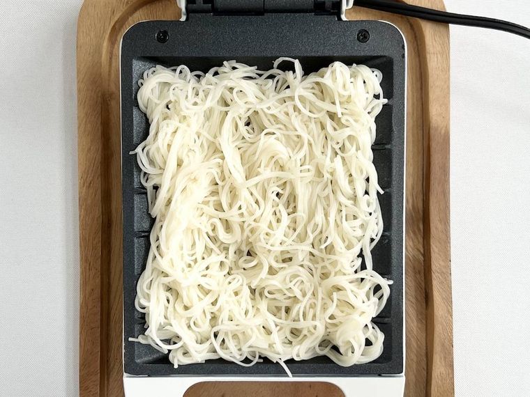 ホットサンドメーカーにそうめんをのせた様子