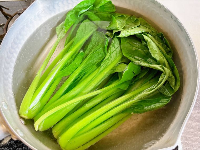 鍋で小松菜をゆでる様子