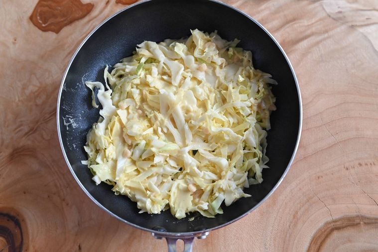 フライパンに入ったお好み焼きの生地