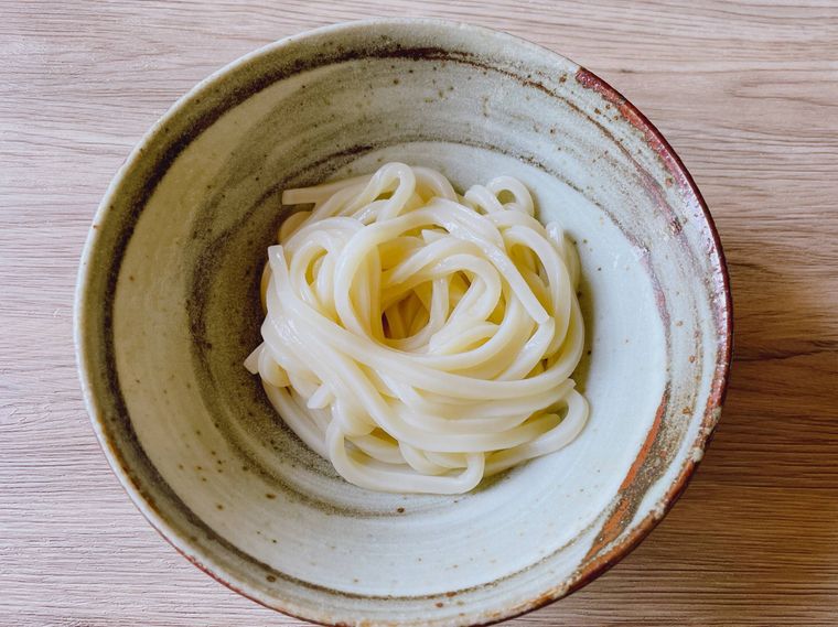 器に盛り付けた冷凍うどん