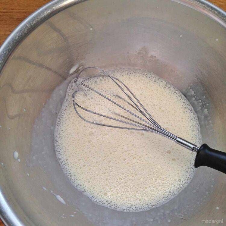豆乳と調味料を混ぜ合わせる写真