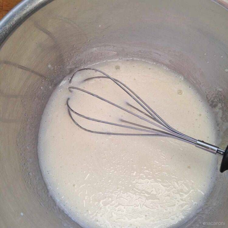 豆乳に油を入れる写真