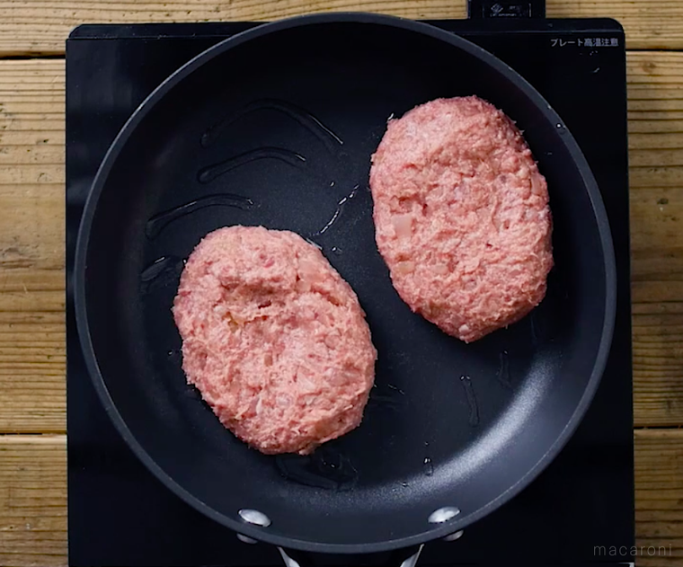 フライパンで肉だねを焼いている様子