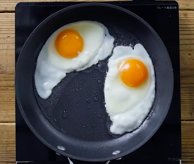 フライパンで焼かれているふたつの目玉焼き