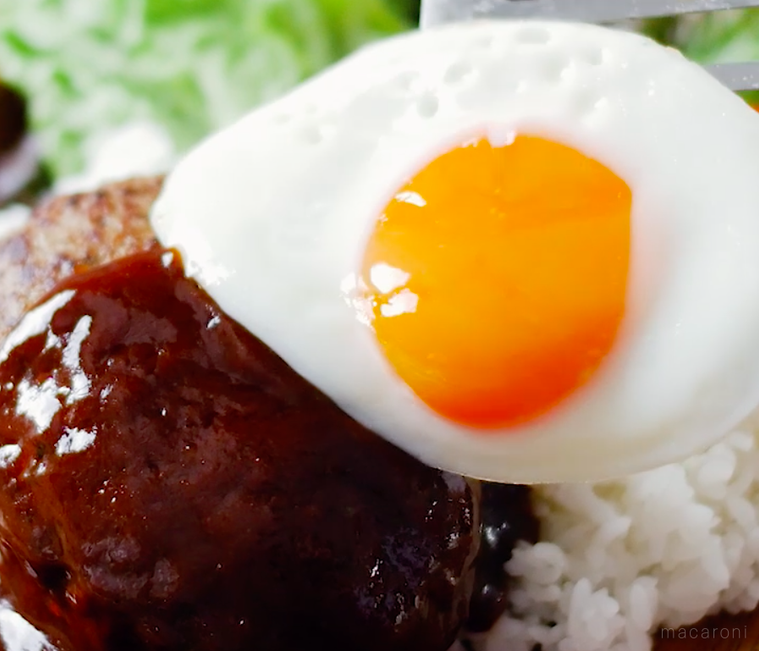 ごはんの上にハンバーグと目玉焼きをのせた状態