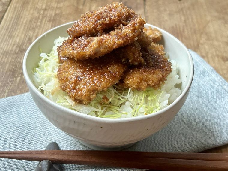 福井名物ソースカツ丼が白いどんぶりに盛り付けられているところ