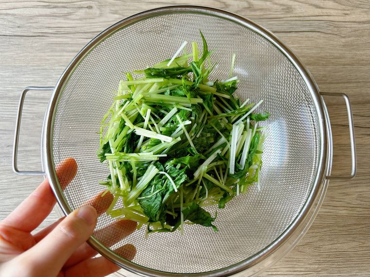 ザルにあげた加熱した水菜