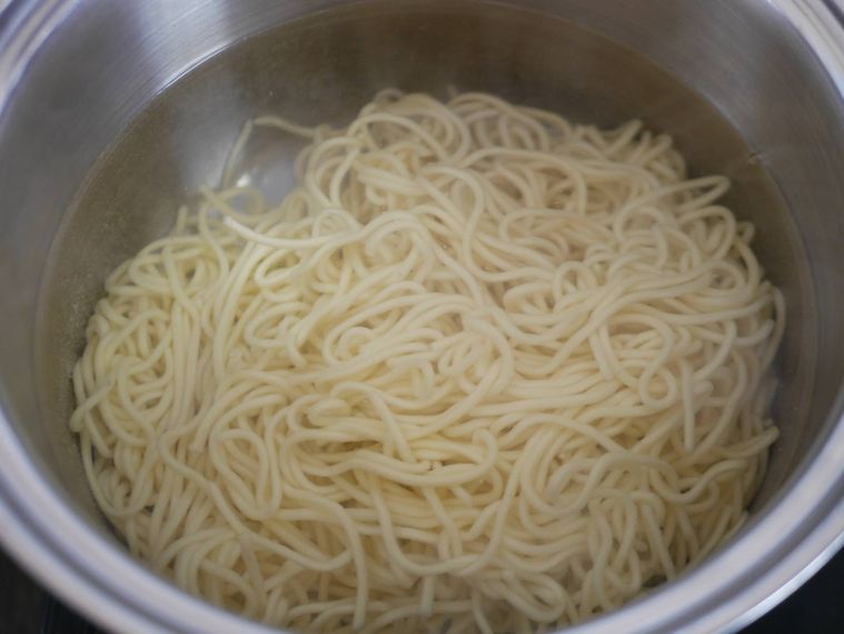 中華麺をゆでている様子