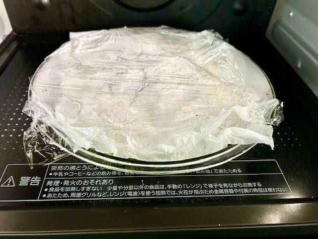 電子レンジに入れたシュウマイの耐熱皿