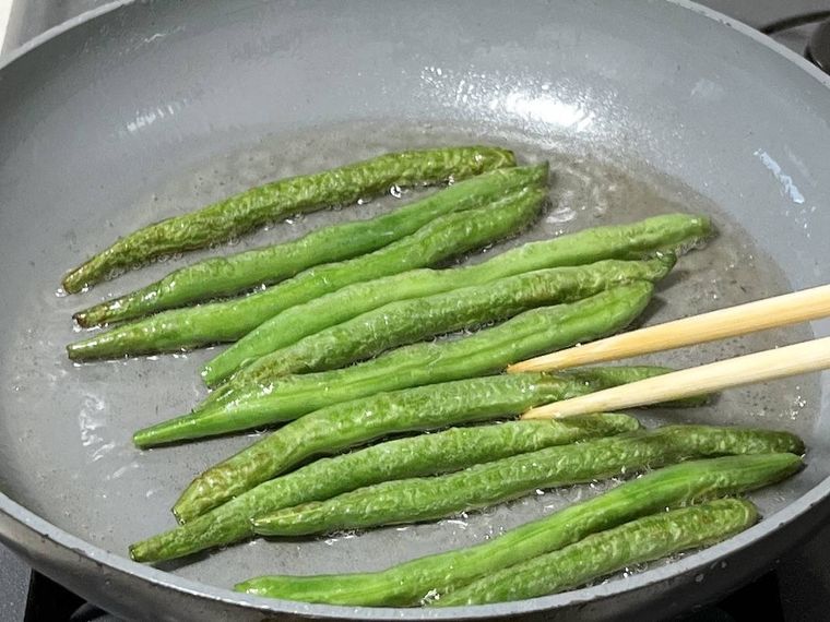 さやいんげんを揚げ焼きにしている様子