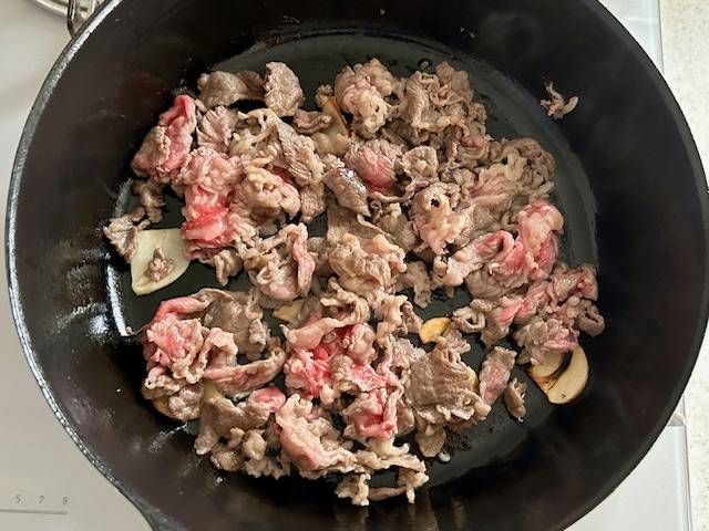 フライパンで炒めている牛こま肉