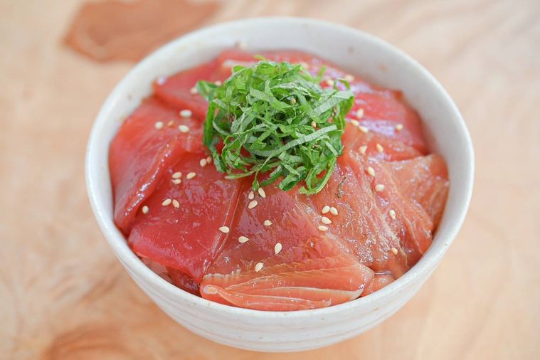 器に入った完成したメバチマグロ丼