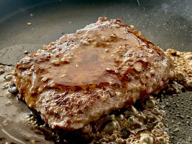 牛ひき肉のステーキがフライパンでできあがったところ