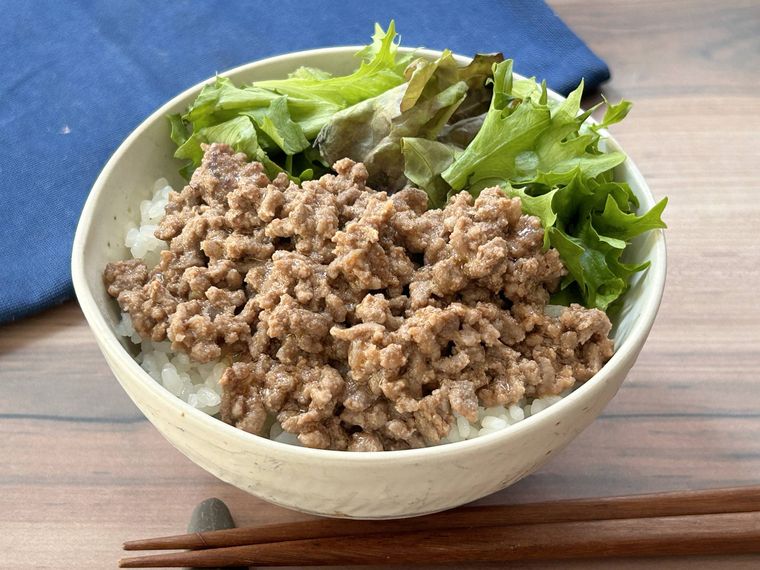 丸めないハンバーグ丼ができあがったところ