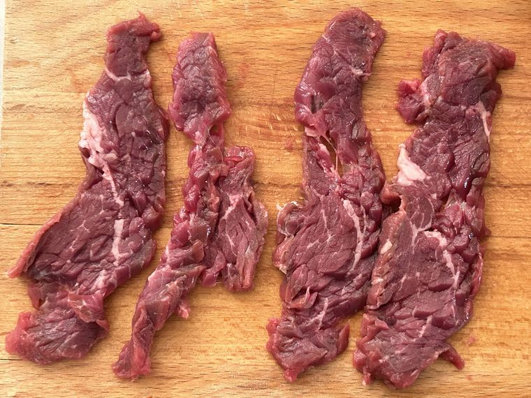 牛もも肉2～3mm程度の厚さにスライスしたところ