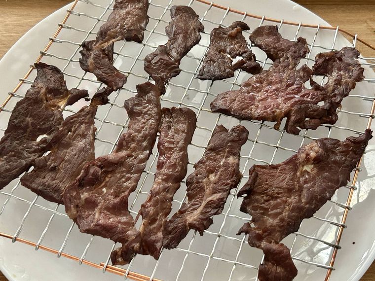 皿の上に網を乗せて牛もも肉のスライスを3日かけて干したところ