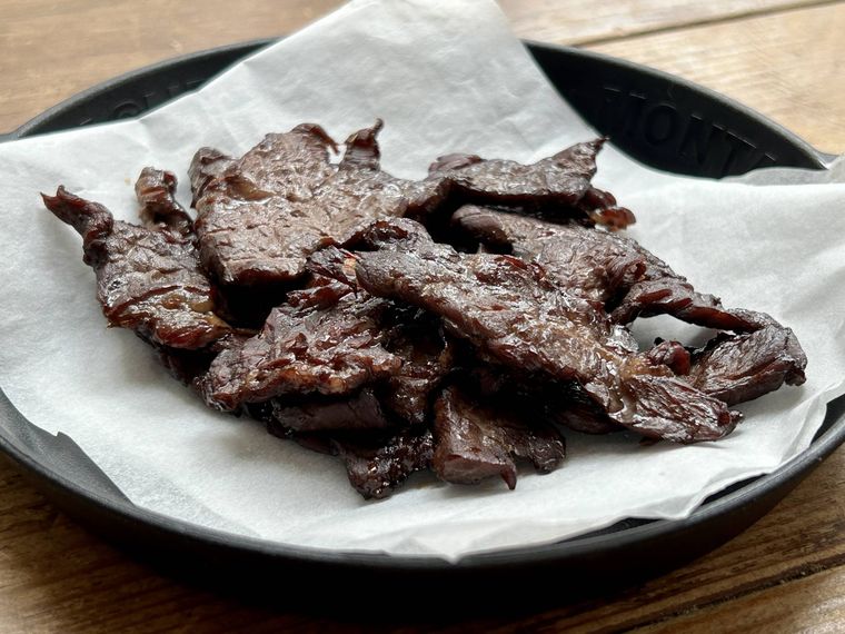 トースターで干した牛もも肉をさっと焼き干し肉ができあがったところ