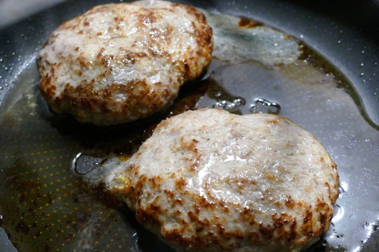 タネの表面に焼き色をつける様子